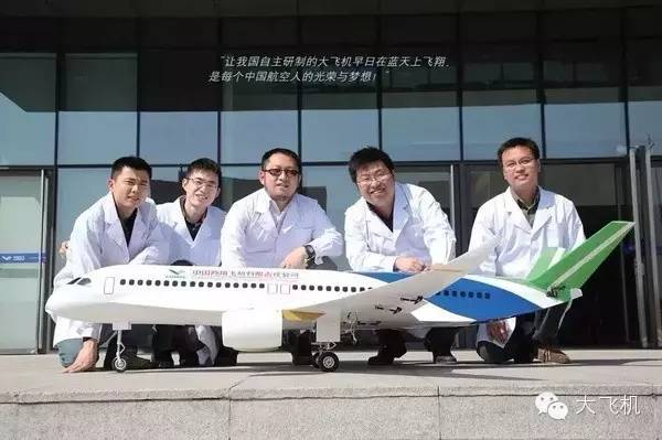 会开飞机的机器人,会开飞机的建筑师