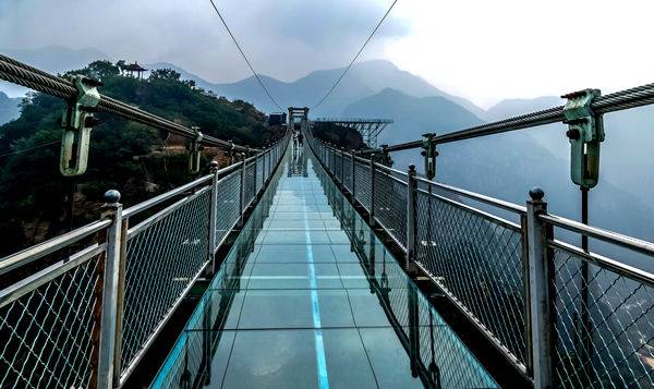 国内刺激的栈道,长假高空玻璃栈道