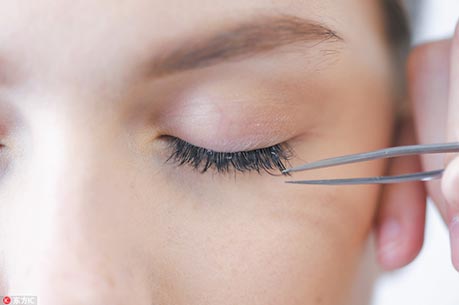 真假睫毛傻傻分不清，K神教你刷出逆天睫毛