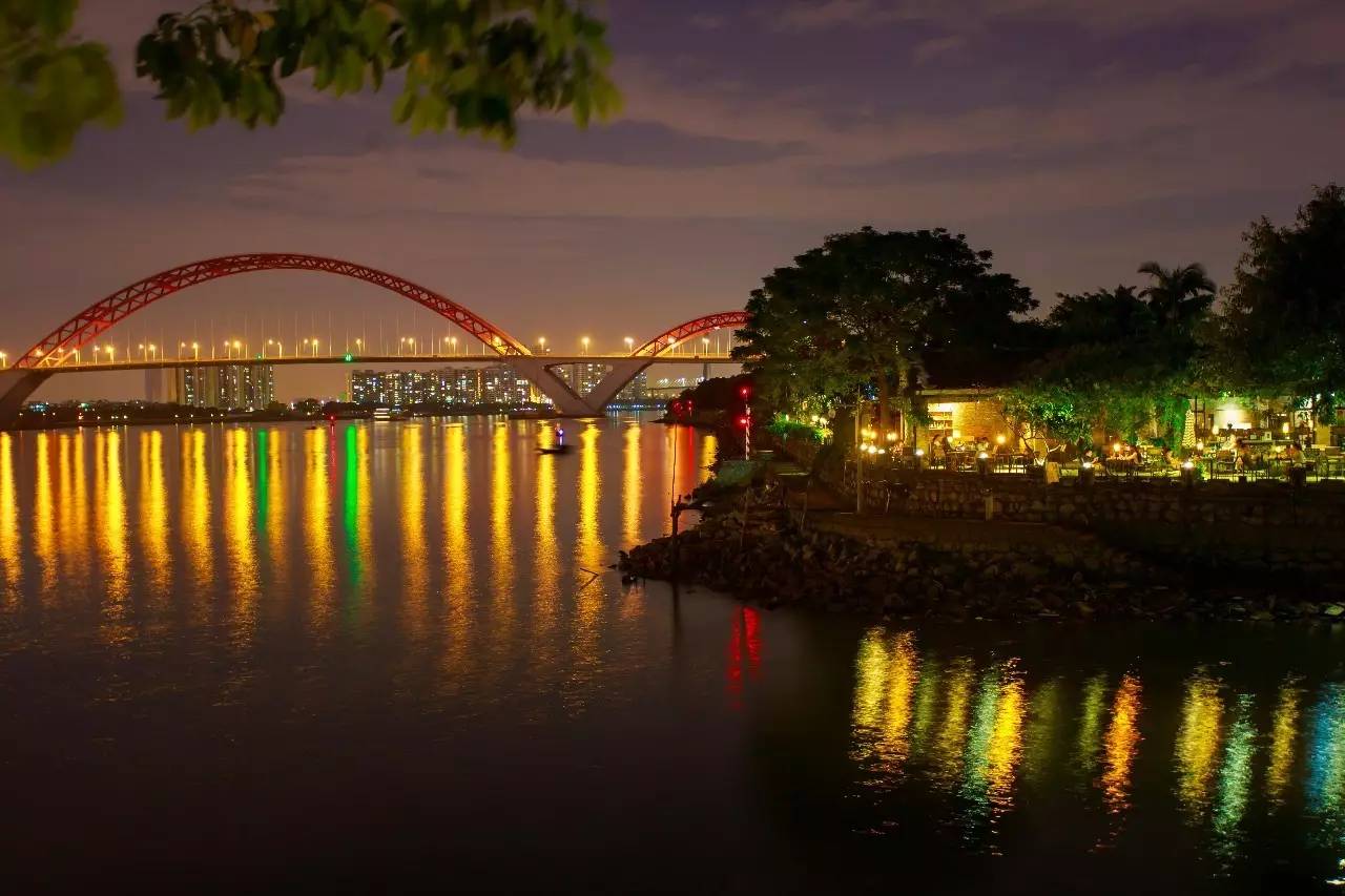 70后文艺大叔跑到这个“会吃福建人”的城市，用花砖、雪茄和伏特加，把废弃的修船厂变成最会撩妹的床