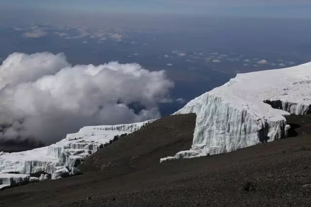 BLACKYAK牛人牛队｜登顶“非洲之巅”