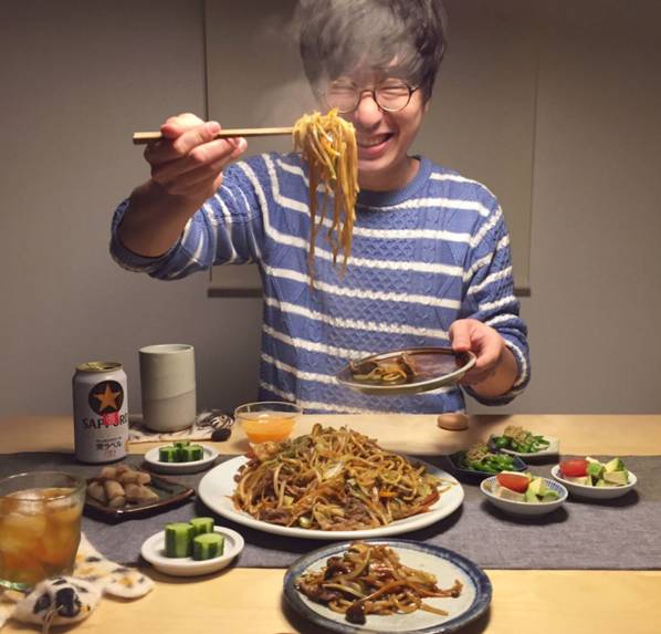 又双叒叕有一对日本小夫妻来花式撒狗粮了！只有吃到恋人用心做出的料理时才会笑得这么甜吧！