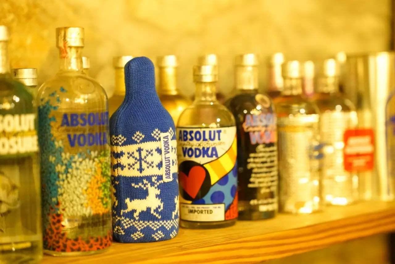 70后文艺大叔跑到这个“会吃福建人”的城市，用花砖、雪茄和伏特加，把废弃的修船厂变成最会撩妹的床