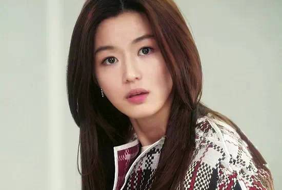 合适脸大脸肉的简单易操作发型,瘦脸额头高发型女2021流行发型