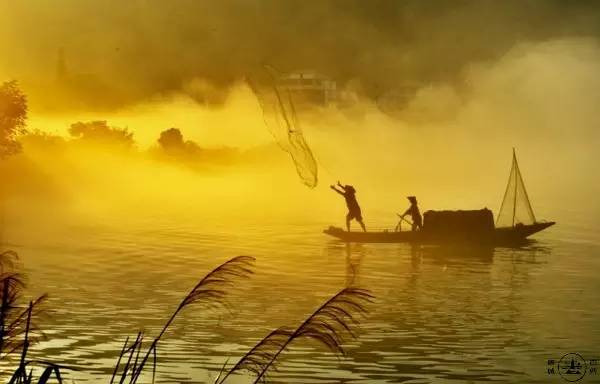 一舟独钓一江秋,一把鱼竿一壶酒一人独钓一江秋