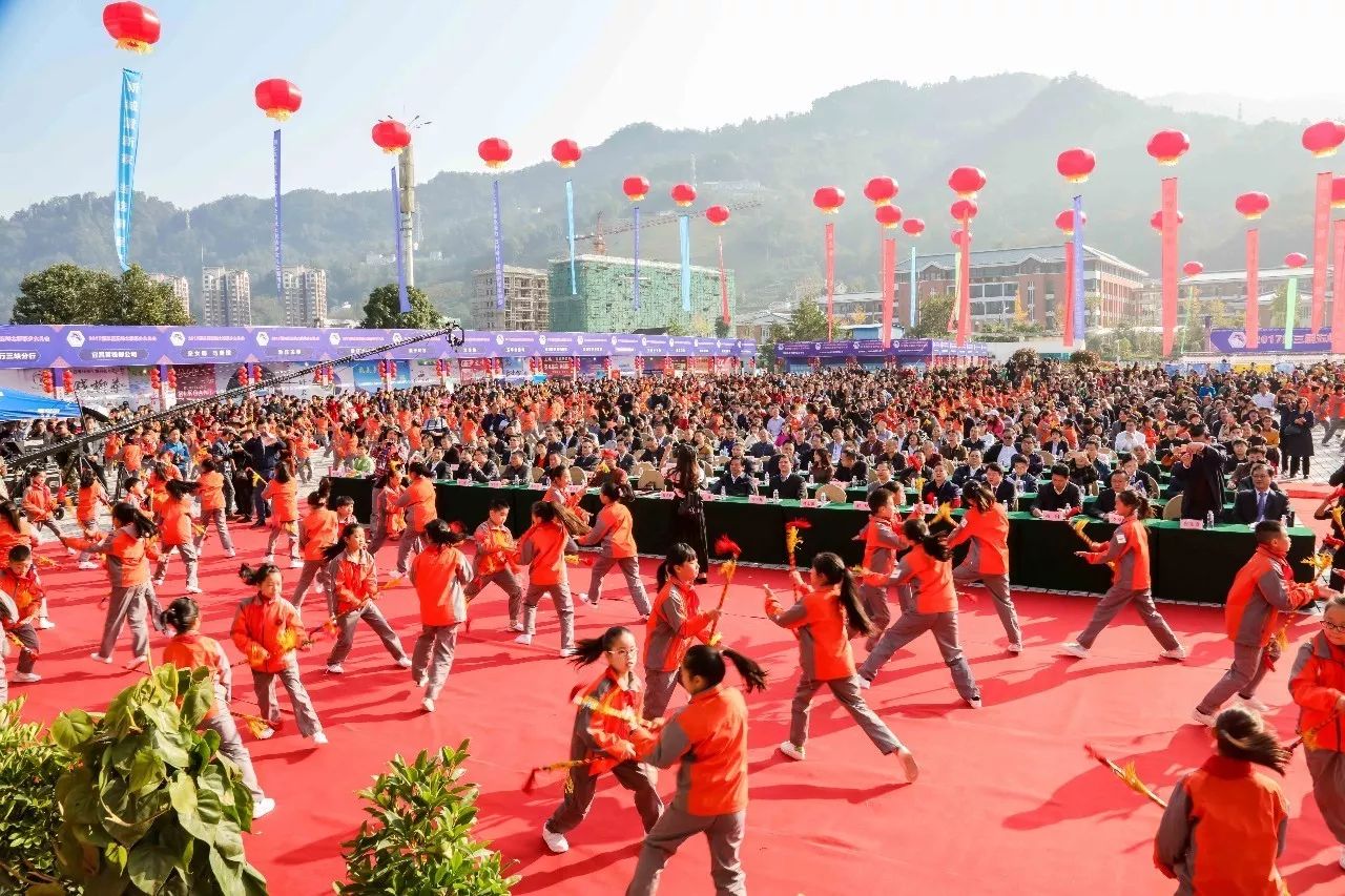 「热点关注」“五峰醉风情、唱响新未来”第三届五峰土家茶乡女儿会燃情启幕！