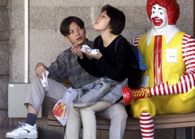 一夜变身“金拱门”，麦当劳为何挖空心思求“变土”？