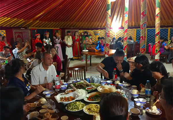 活动回顾｜欧帝亿主题狗狗巴士察哈尔草原深处探秘万年火山