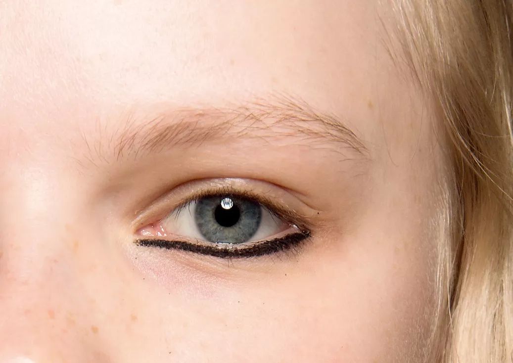 合适亚洲人的八种眼线画法 (眼线怎么画好看又粗又黑)