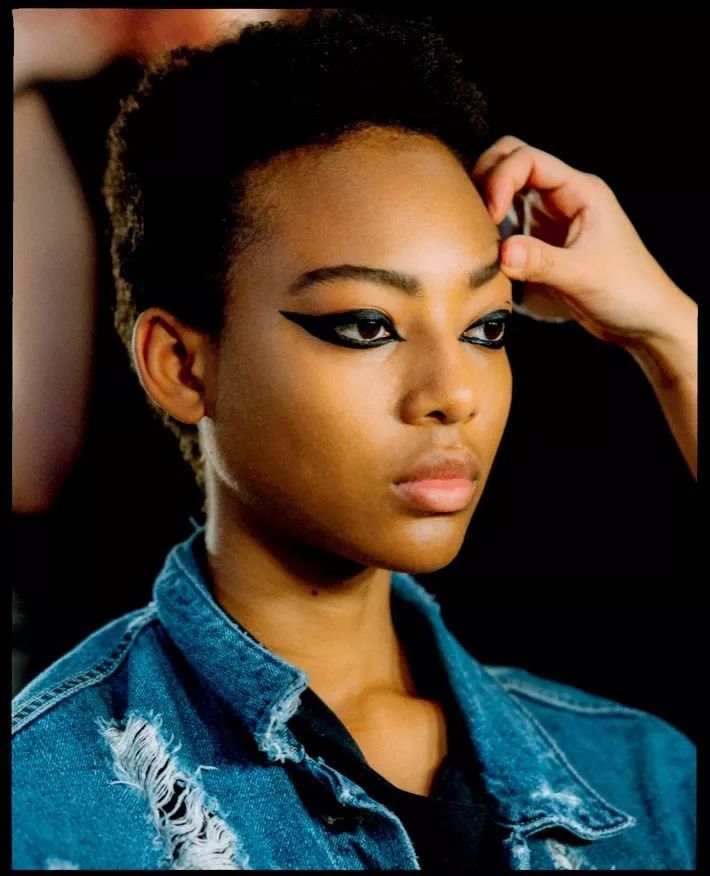 合适亚洲人的八种眼线画法 (眼线怎么画好看又粗又黑)