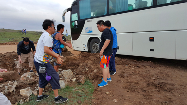 活动回顾｜欧帝亿主题狗狗巴士察哈尔草原深处探秘万年火山