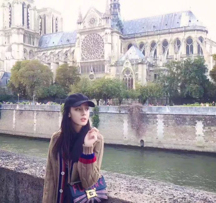 咖色毛衣搭配什么颜色外套最佳,开衫毛衣外套时髦洋气怎么搭配