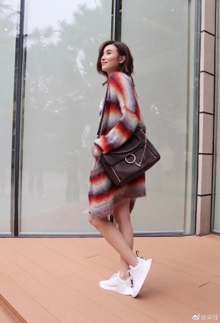 咖色毛衣搭配什么颜色外套最佳,开衫毛衣外套时髦洋气怎么搭配