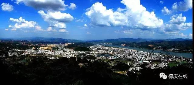 人物｜德庆老摄影人麦庭发对香山情有独钟，退休后每天早上五点登香山，风雨不改