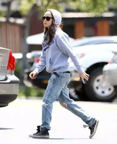 她因同志身份多次收死亡威胁，但她从未想过妥协！