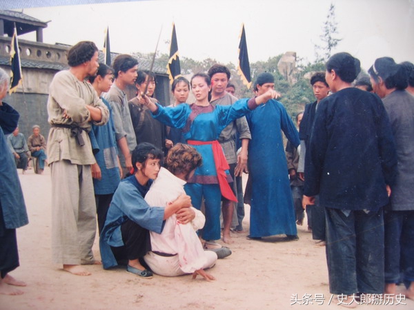 此女曾号令群雄，叱咤风云，名动朝野，退隐后相夫教子，不为人知