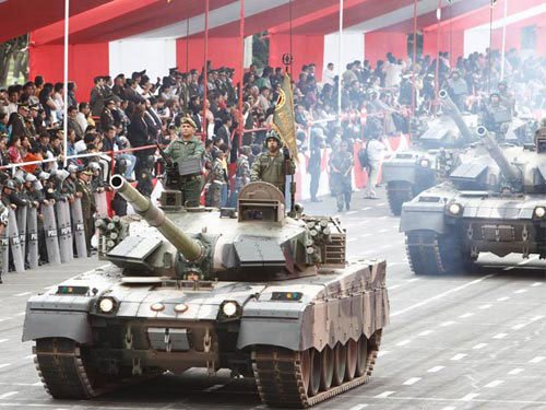 一国当年买中国先进坦克，风光阅兵后却要退货，如今故技重施又买无人机？
