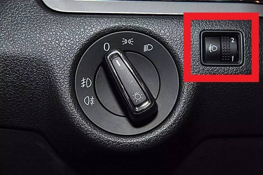 汽车大灯光线不一样还不够亮？用这几招，立马见效！