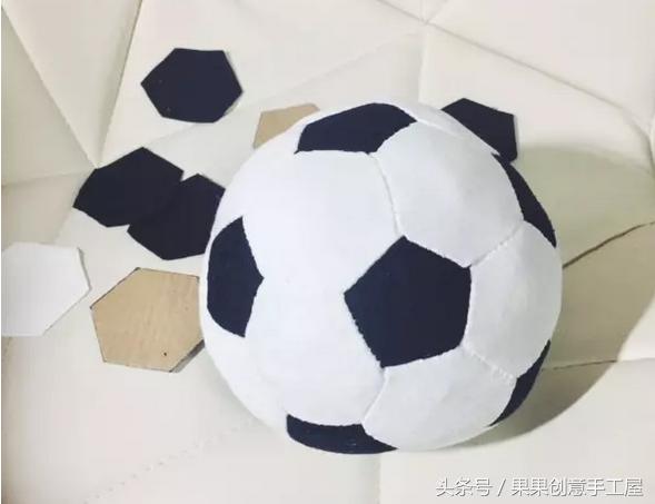 怎么用废品制作足球衣服,12片布艺足球制作方法