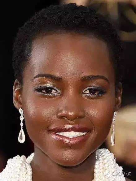 因为看起来很贵，所以叫吃土色，美的低调而优雅