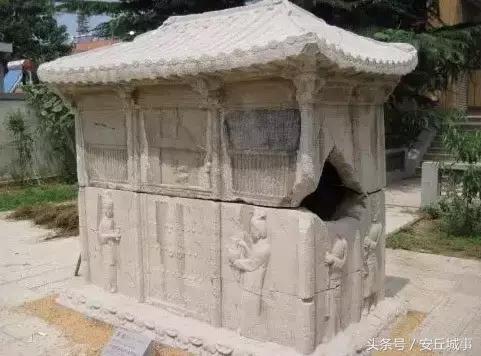 安丘石埠子出土一石棺，人称九女坟