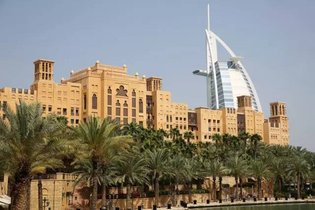 迪拜，一边是黄金，一边是黄土