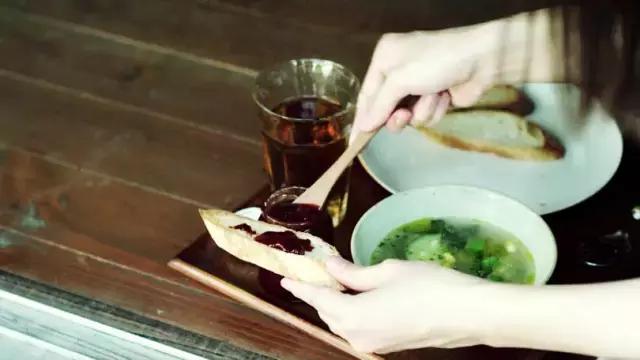 把日照和时光都锁进玻璃瓶子里，让他在酷夏抚慰你燥热的心