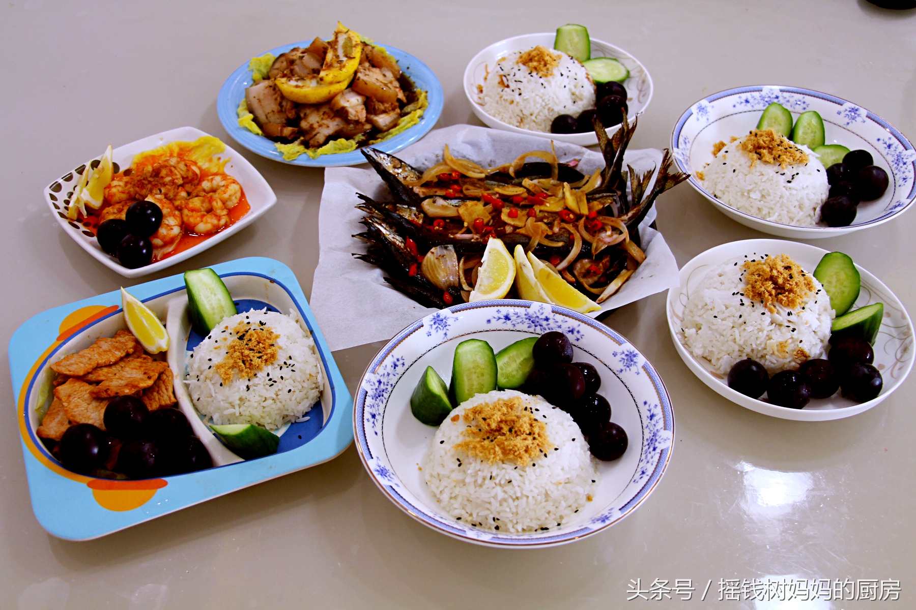 周末在家吃点好的很有必要，咖喱虾加烤肉和秋刀鱼吃的不要太满足哦