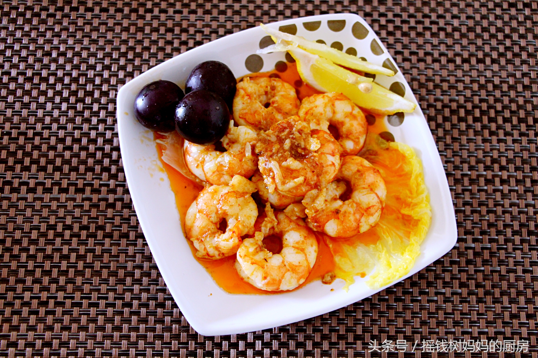 周末在家吃点好的很有必要，咖喱虾加烤肉和秋刀鱼吃的不要太满足哦