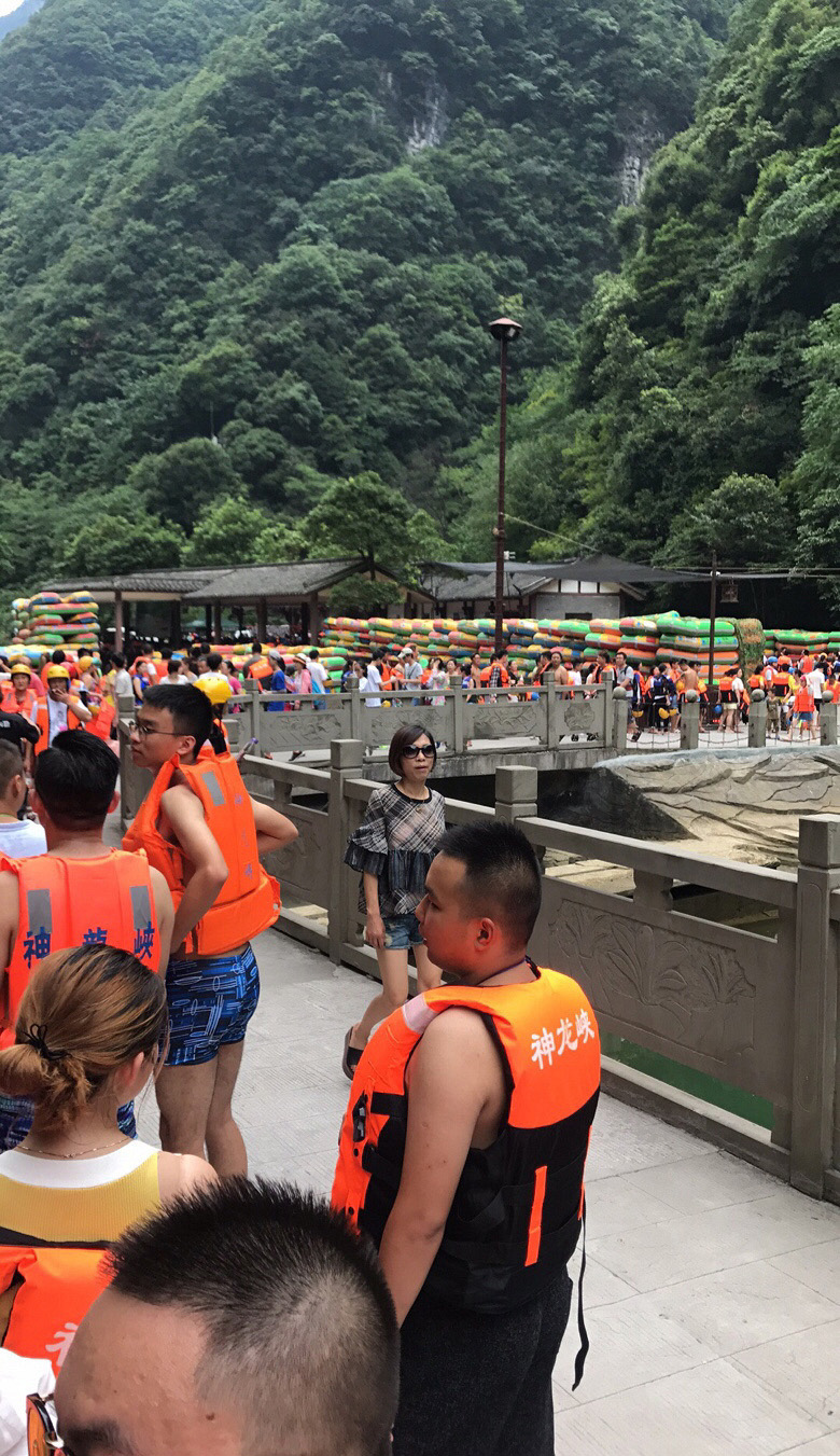 神龙峡漂流一个船能够坐几个人,新兴天露山梅溪古镇神龙峡漂流