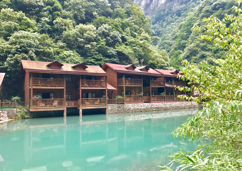 神龙峡漂流一个船能够坐几个人,新兴天露山梅溪古镇神龙峡漂流