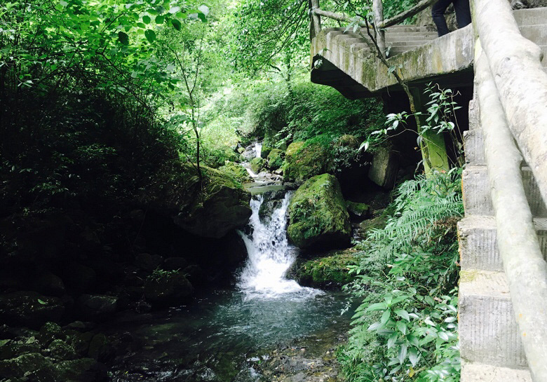 神龙峡漂流一个船能够坐几个人,新兴天露山梅溪古镇神龙峡漂流