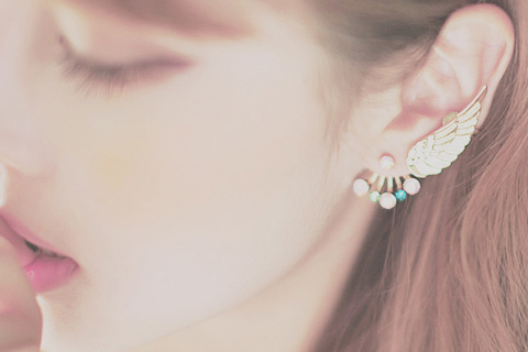 戴耳钉的女生怎么样,戴耳钉的女人会给人一种什么气质