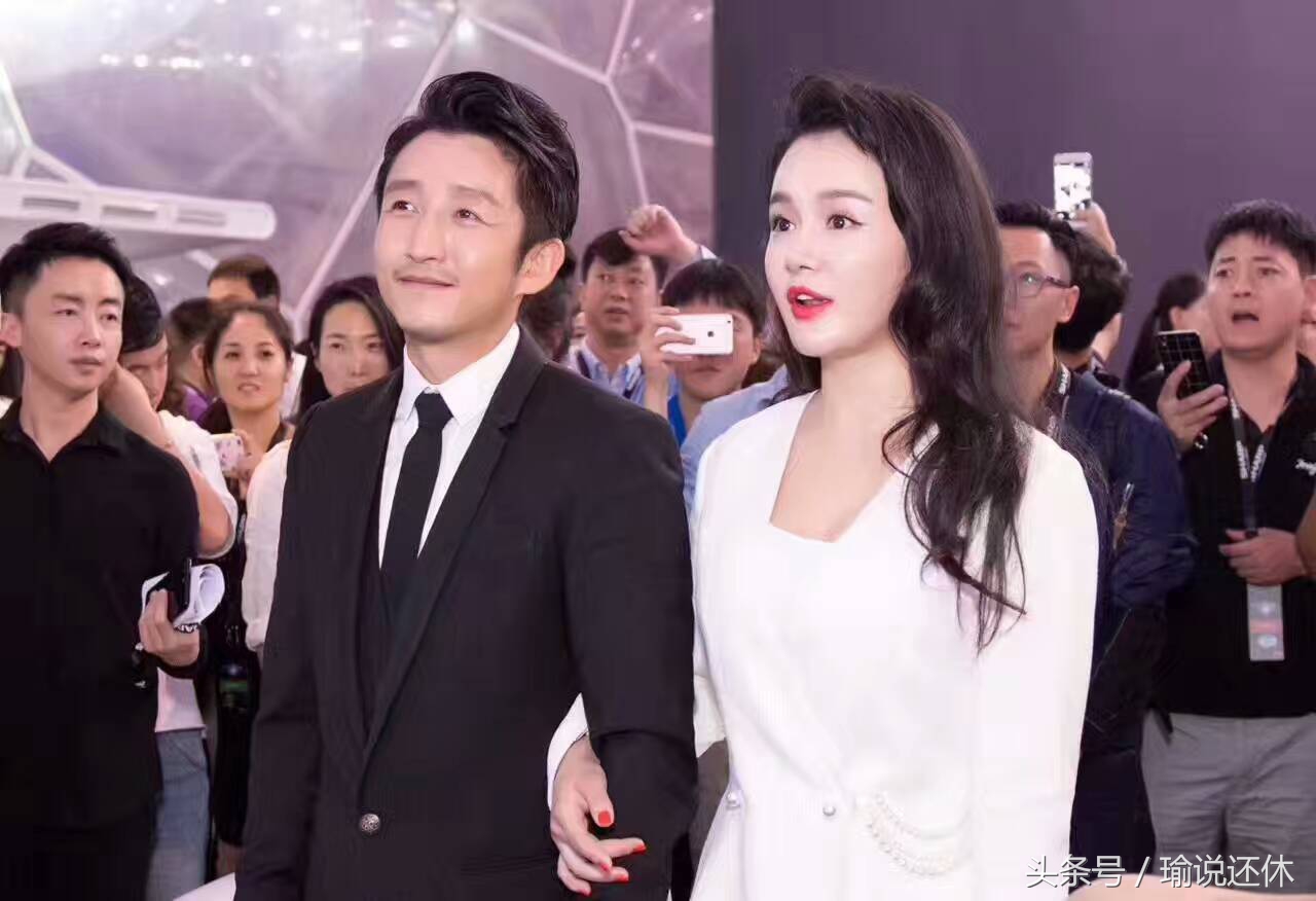 邹市明冉莹颖夫妇运动,邹市明娇妻冉莹颖现身机场