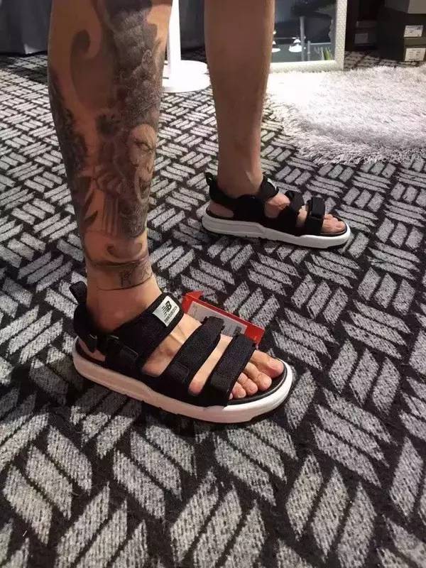 今年流行的凉鞋是哪一些,今年最火的4款凉鞋清爽又时髦