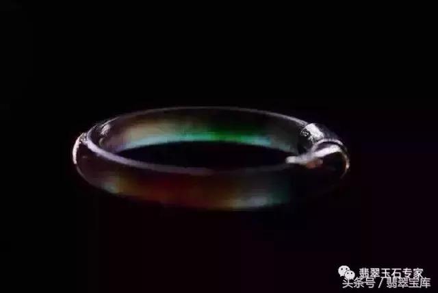 清代玻璃种五彩“翡翠”手镯现世，卖一个亿你说过不过分？