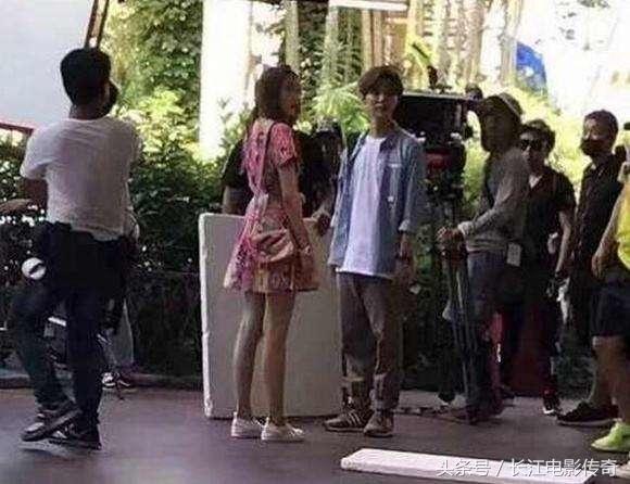 甜蜜暴击鹿晗关晓彤偷偷接吻花絮,甜蜜暴击鹿晗关晓彤接吻现场花絮