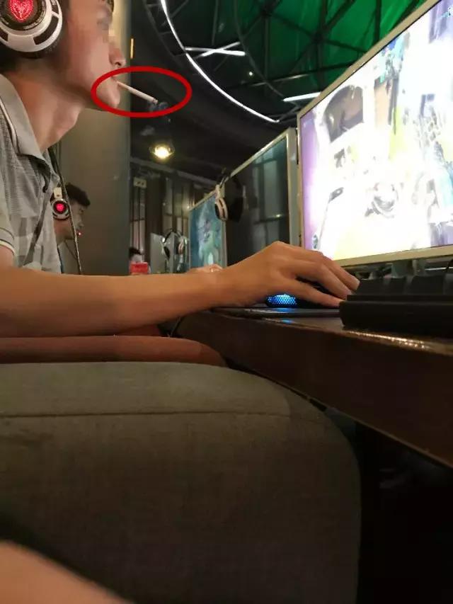 「曝光台」无视病人健康！某医院保安在大门口吸烟