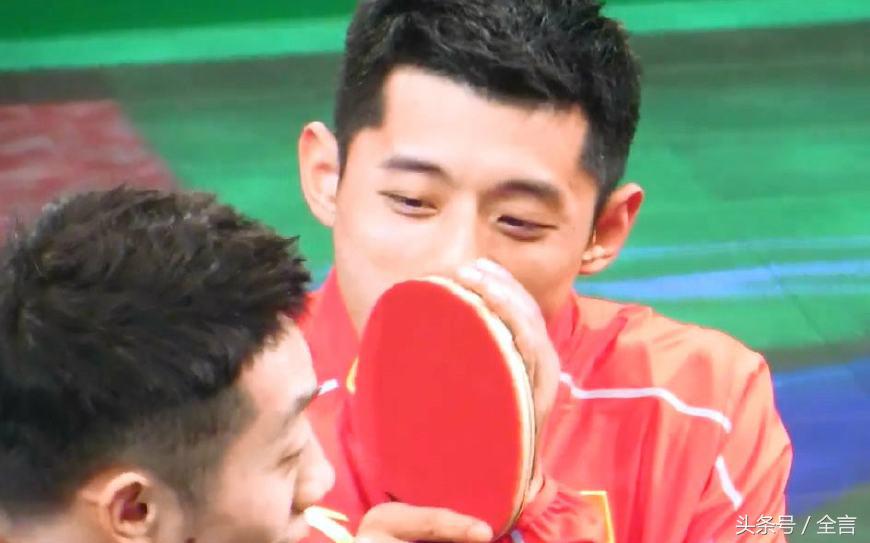 乒乓球拍是用什么材料制成,用木头做乒乓球拍