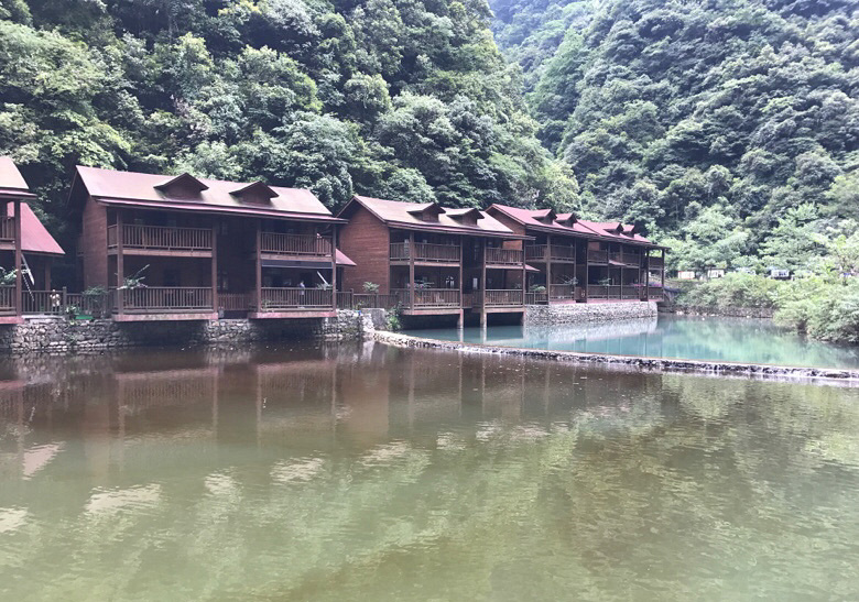 神龙峡漂流一个船能够坐几个人,新兴天露山梅溪古镇神龙峡漂流