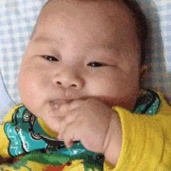 李亚男晒二胎女儿满月照，吸吮手指软萌可爱！附1-2月宝宝早教