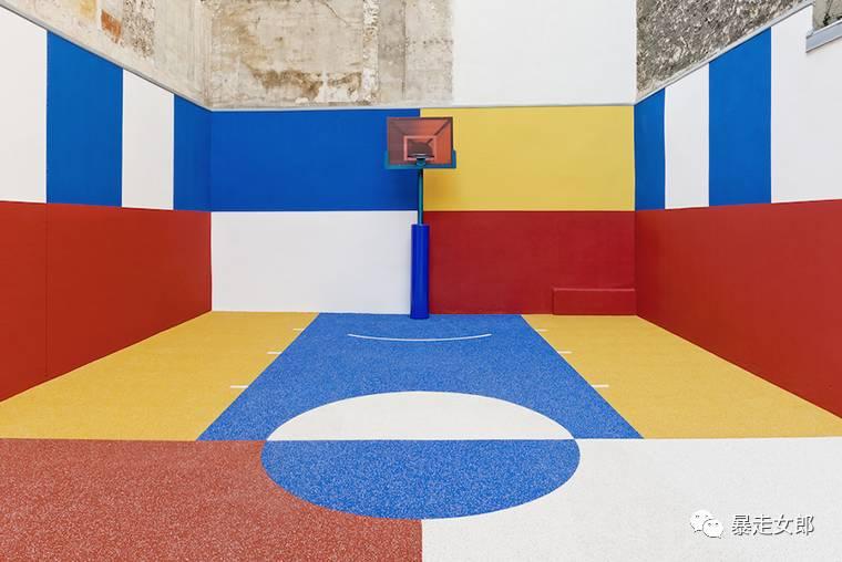 巴黎艺术篮球场配色 (巴黎色彩缤纷的篮球场)