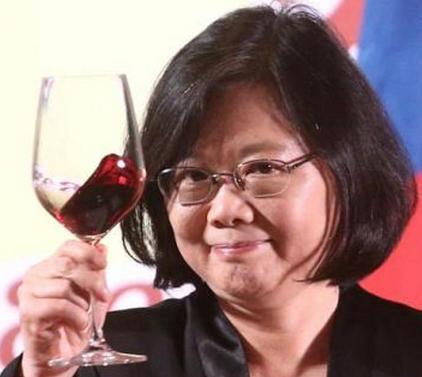 蔡英文上台一年尽现“三失”多行不义必自毙！