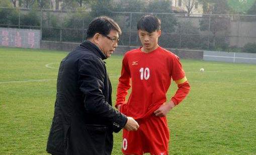 18岁天才少年打出逆天操作,18岁天才12场5球