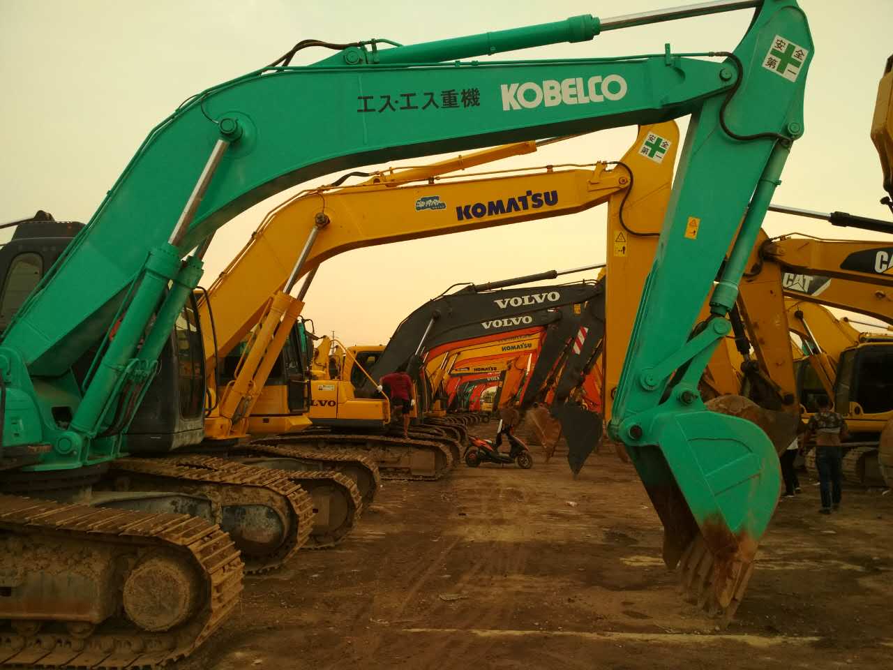 四川二手现代挖掘机报价,成都二手挖掘机推荐哪款好