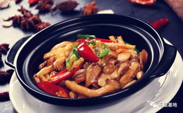 尽管经历了千百年，但你依然不能抵挡砂锅的醇香诱惑