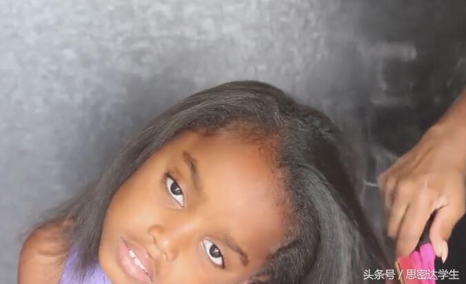 非洲8岁小女孩把头发拉直后，竟这么好看