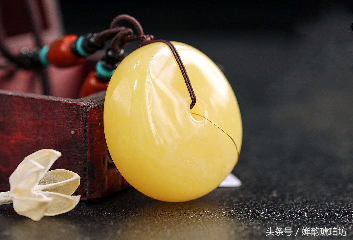 琥珀蜜蜡对女人的功效功能有哪些,琥珀蜜蜡的功效副功能有哪些