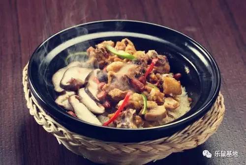 尽管经历了千百年，但你依然不能抵挡砂锅的醇香诱惑