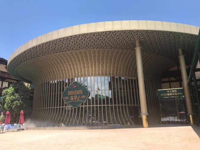 一个、两个非洲友人都晒中暑了，妈妈我要去巴伐利亚避暑